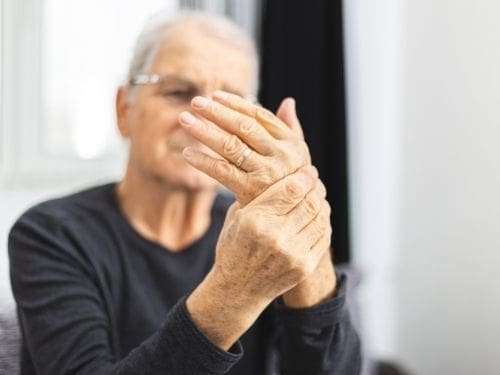 L'artrosi è la malattia reumatica cronica più comune: scopri come riconoscerla! Anziano si tiene la mano a causa di un dolore