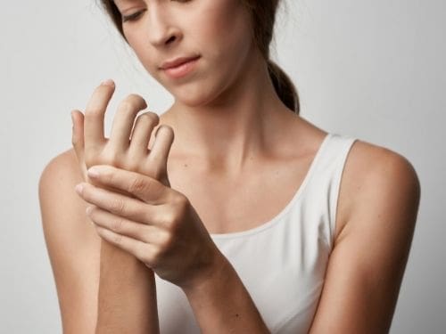 Intervenire con tempestività al manifestarsi dei primi sintomi è sempre la soluzione di maggiore efficacia per contrastare una malattia: scopri quali sono i sintomi dell'artrite reumatoide! Ragazza si tiene la mano a causa di un dolore