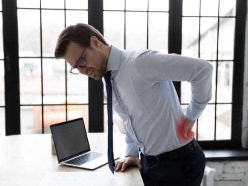 Uomo dolorante a causa della fibromialgia