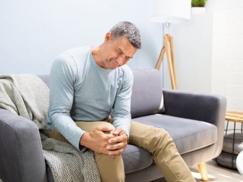 Esistono numerosi trattamenti per curare la gonartrosi: scopri quali sono i migliori! Uomo si tiene il ginocchio dolorante