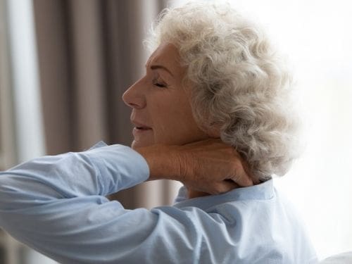 Donna dolorante a causa della fibromialgia