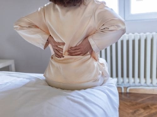 I dolori muscolari possono generarsi in modi diversi e con vari livelli di gravità: scopri quali sono le cause più comuni! Signora si tiene la schiena a causa di dolori muscolari