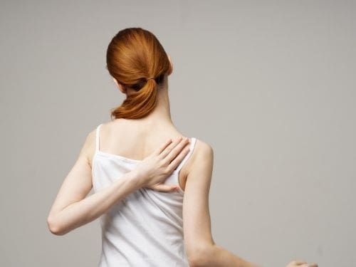 Ragazza dolorante a causa della fibromialgia