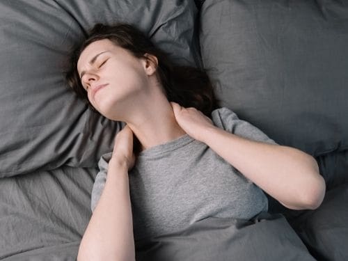 Donna dolorante a causa della fibromialgia