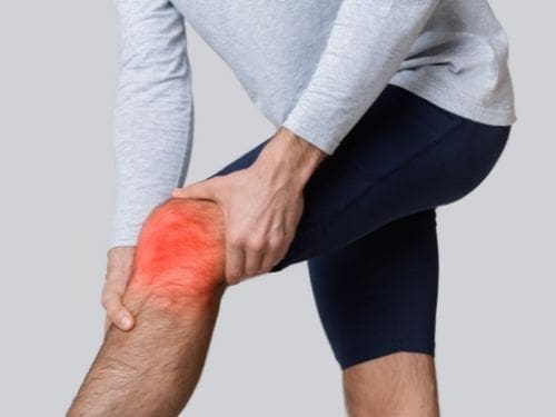 L'artrosi del ginocchio può essere tenuta sotto controllo con alcuni accorgimenti: scopri come prevenirla! Uomo si tiene il ginocchio a causa di un dolore
