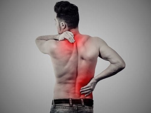 Uomo dolorante a causa della fibromialgia