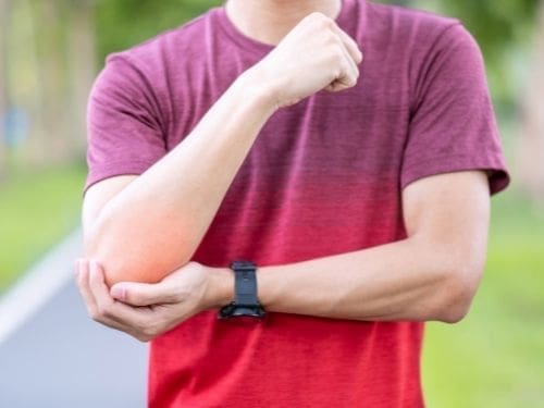 Ragazzo si mantiene il gomito dolorante