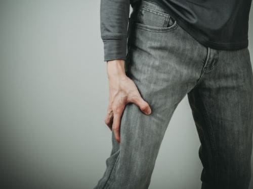 Le fratture femorali possono essere di vario genere: scopri come possono verificarsi! Uomo si tiene il femore a causa di un dolore