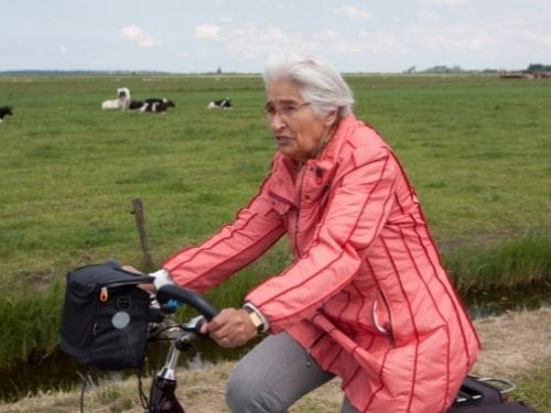 Le persone anziane sono quelle maggiormente colpite dalla rottura del femore: scopri perché! Signora anziana in bicicletta