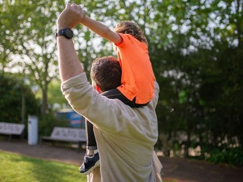 Scopri come curare la lombalgia grazie alla magnetoterapia! Padre tiene il figlio sulle spalle