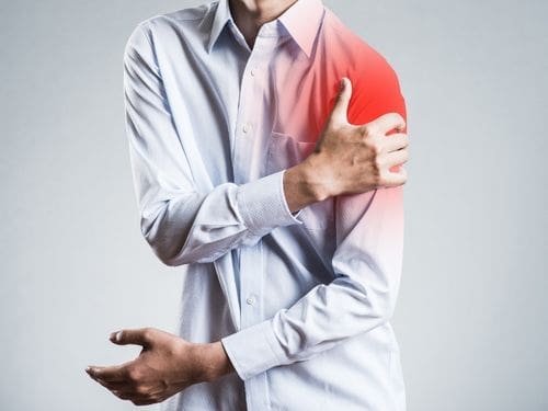 La lussazione alla spalla è uno degli infortuni alla spalla più comuni: scopri di cosa si tratta nel dettaglio! Uomo si tocca la spalla a causa di un dolore