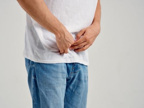 Numerose sono le cause che possono scatenare la prostatite: scoprile ora. Uomo si tocca la zona pubica a causa di un dolore.